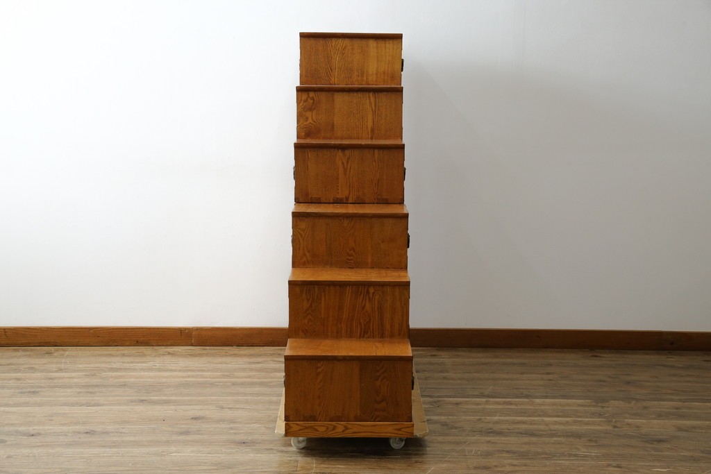 中古　美品　ガラス格子戸と重厚な金具が印象的な両面使いの階段箪笥　(R-085743)