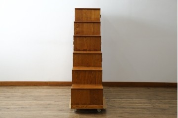 中古　美品　ガラス格子戸と重厚な金具が印象的な両面使いの階段箪笥　(R-085743)