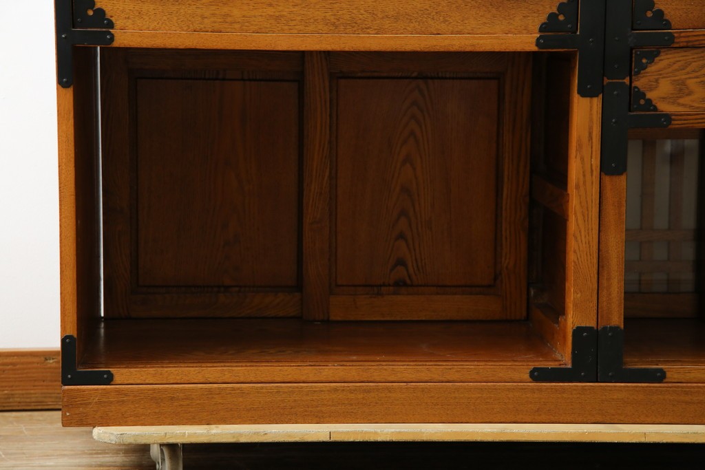 中古　美品　ガラス格子戸と重厚な金具が印象的な両面使いの階段箪笥　(R-085743)