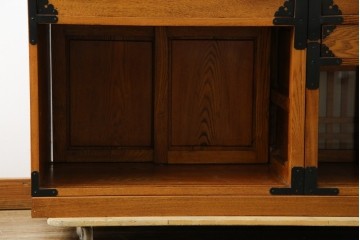 中古　美品　ガラス格子戸と重厚な金具が印象的な両面使いの階段箪笥　(R-085743)