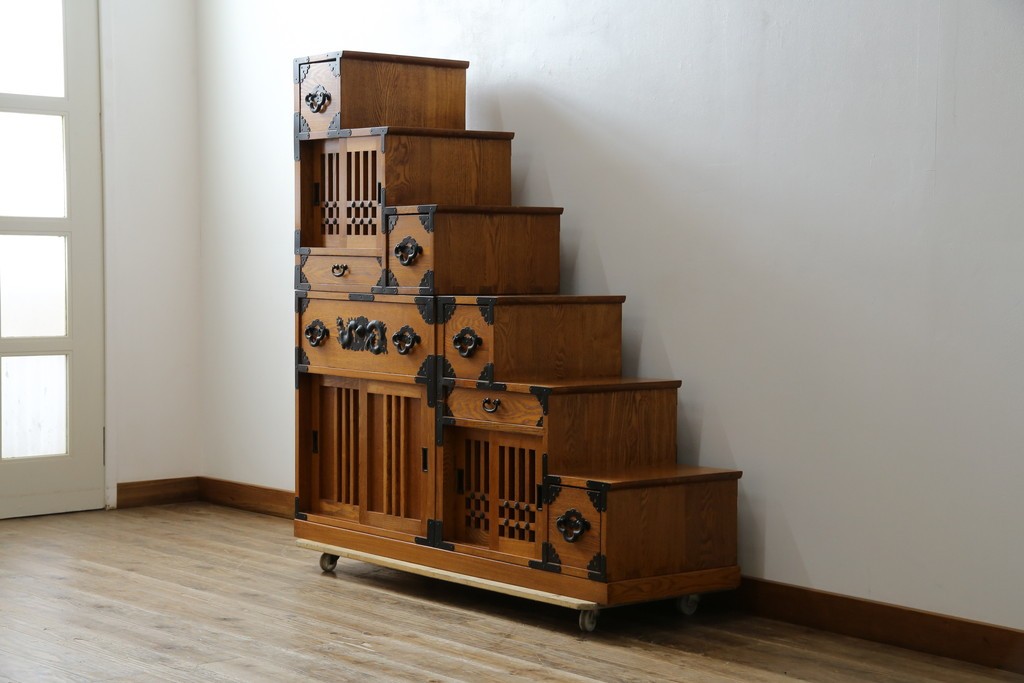 中古　美品　ガラス格子戸と重厚な金具が印象的な両面使いの階段箪笥　(R-085743)