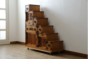 中古　美品　ガラス格子戸と重厚な金具が印象的な両面使いの階段箪笥　(R-085743)