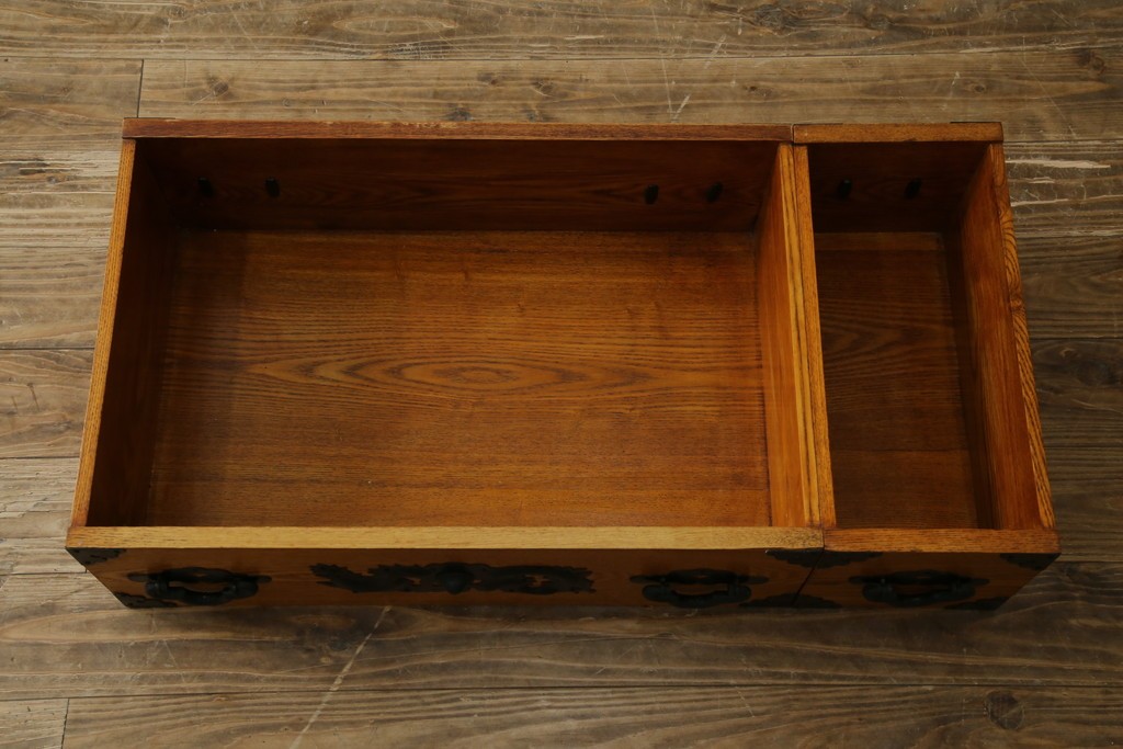 中古　美品　ガラス格子戸と重厚な金具が印象的な両面使いの階段箪笥　(R-085743)