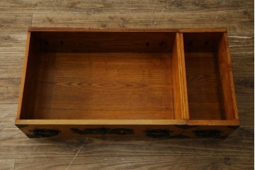 中古　美品　ガラス格子戸と重厚な金具が印象的な両面使いの階段箪笥　(R-085743)