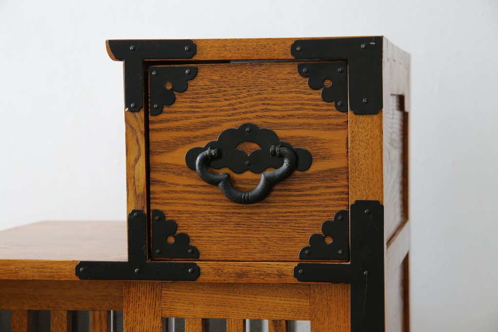 中古　美品　ガラス格子戸と重厚な金具が印象的な両面使いの階段箪笥　(R-085743)