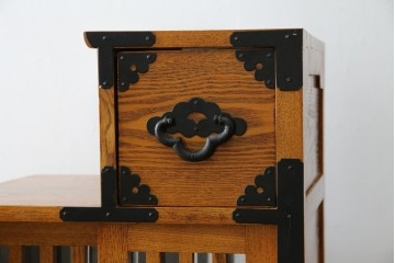 中古　美品　ガラス格子戸と重厚な金具が印象的な両面使いの階段箪笥　(R-085743)