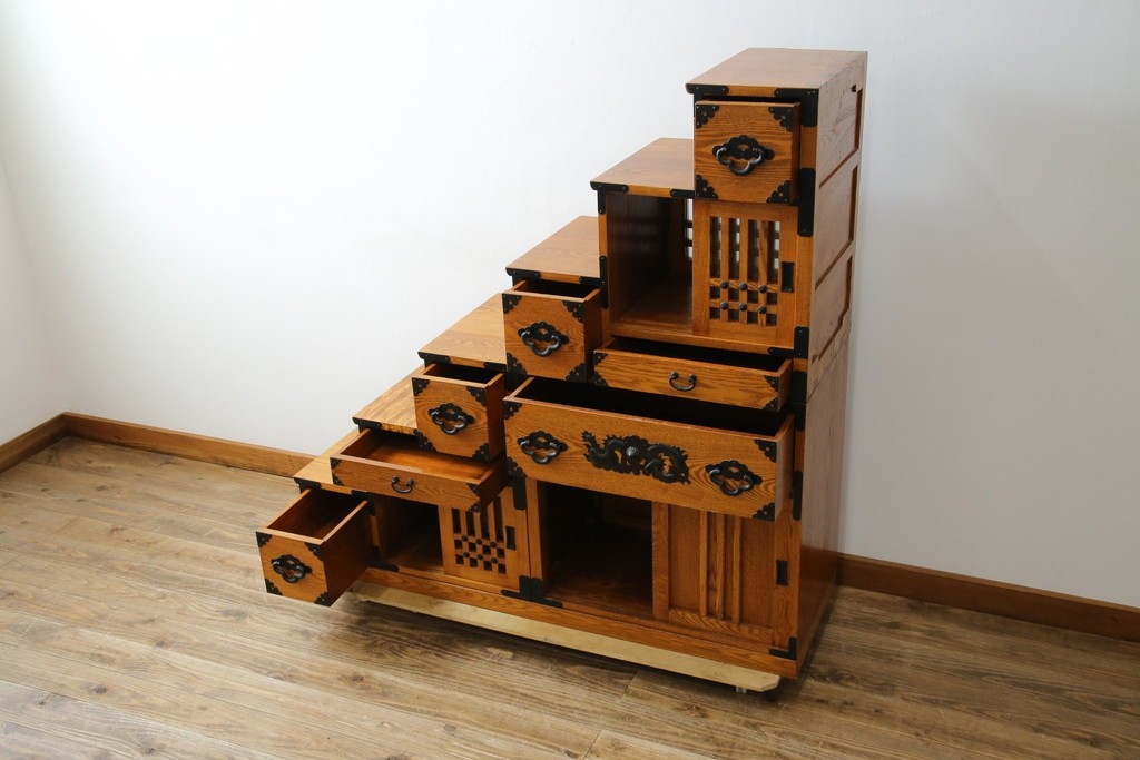 中古　美品　ガラス格子戸と重厚な金具が印象的な両面使いの階段箪笥　(R-085743)