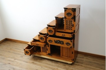 中古　美品　ガラス格子戸と重厚な金具が印象的な両面使いの階段箪笥　(R-085743)