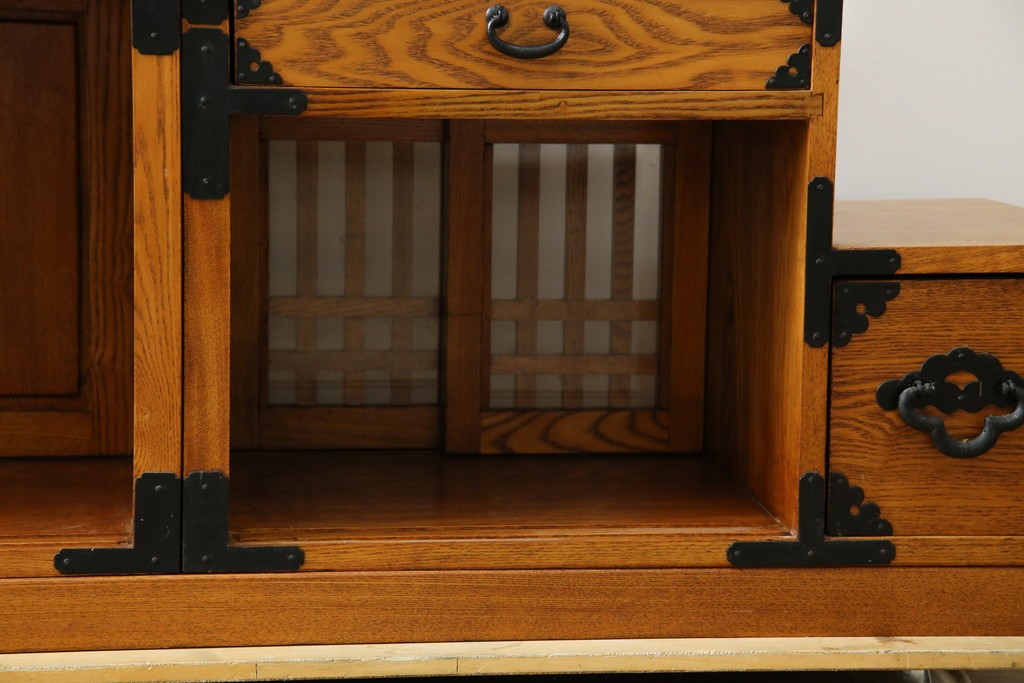 中古　美品　ガラス格子戸と重厚な金具が印象的な両面使いの階段箪笥　(R-085743)