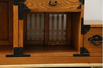 中古　美品　ガラス格子戸と重厚な金具が印象的な両面使いの階段箪笥　(R-085743)