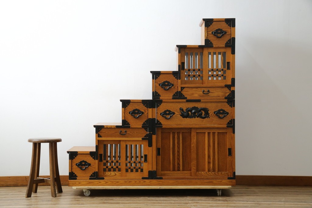 中古　美品　ガラス格子戸と重厚な金具が印象的な両面使いの階段箪笥　(R-085743)