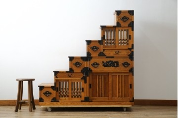 中古　美品　ガラス格子戸と重厚な金具が印象的な両面使いの階段箪笥　(R-085743)