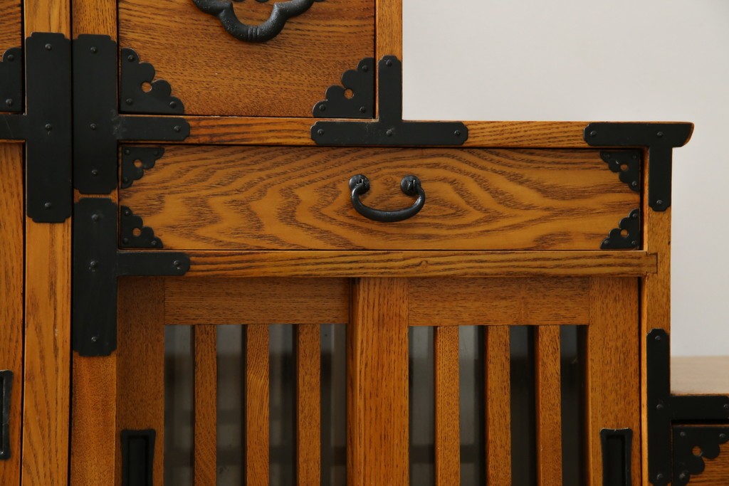 中古　美品　ガラス格子戸と重厚な金具が印象的な両面使いの階段箪笥　(R-085743)