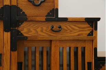 中古　美品　ガラス格子戸と重厚な金具が印象的な両面使いの階段箪笥　(R-085743)