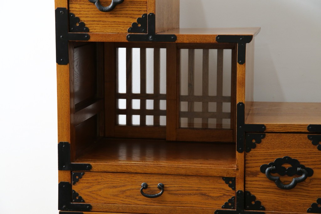 中古　美品　ガラス格子戸と重厚な金具が印象的な両面使いの階段箪笥　(R-085743)