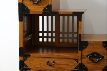 中古　美品　ガラス格子戸と重厚な金具が印象的な両面使いの階段箪笥　(R-085743)