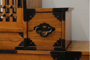 中古　美品　ガラス格子戸と重厚な金具が印象的な両面使いの階段箪笥　(R-085743)