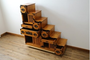 中古　美品　ガラス格子戸と重厚な金具が印象的な両面使いの階段箪笥　(R-085743)