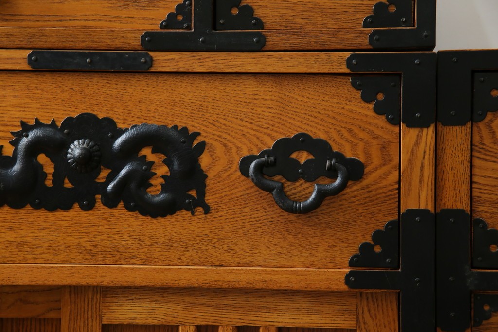 中古　美品　ガラス格子戸と重厚な金具が印象的な両面使いの階段箪笥　(R-085743)