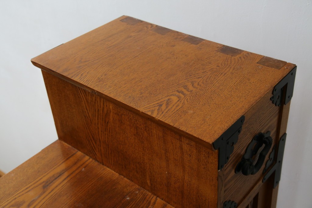 中古　美品　ガラス格子戸と重厚な金具が印象的な両面使いの階段箪笥　(R-085743)