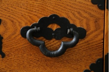 中古　美品　ガラス格子戸と重厚な金具が印象的な両面使いの階段箪笥　(R-085743)