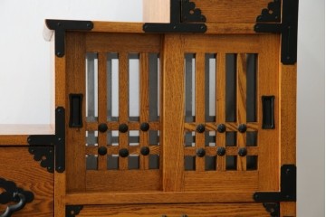 中古　美品　ガラス格子戸と重厚な金具が印象的な両面使いの階段箪笥　(R-085743)