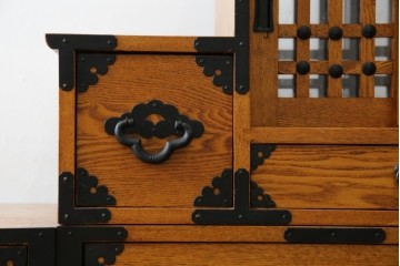 中古　美品　ガラス格子戸と重厚な金具が印象的な両面使いの階段箪笥　(R-085743)