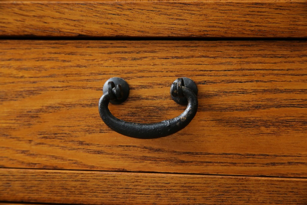 中古　美品　ガラス格子戸と重厚な金具が印象的な両面使いの階段箪笥　(R-085743)