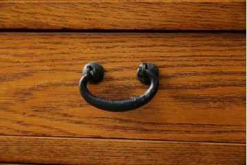 中古　美品　ガラス格子戸と重厚な金具が印象的な両面使いの階段箪笥　(R-085743)