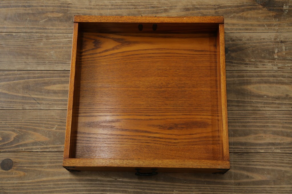 中古　美品　ガラス格子戸と重厚な金具が印象的な両面使いの階段箪笥　(R-085743)