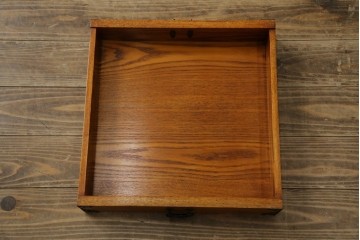 中古　美品　ガラス格子戸と重厚な金具が印象的な両面使いの階段箪笥　(R-085743)