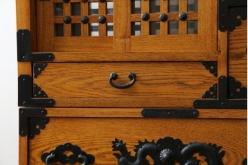 中古　美品　ガラス格子戸と重厚な金具が印象的な両面使いの階段箪笥　(R-085743)