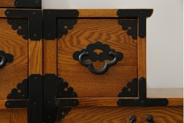 中古　美品　ガラス格子戸と重厚な金具が印象的な両面使いの階段箪笥　(R-085743)