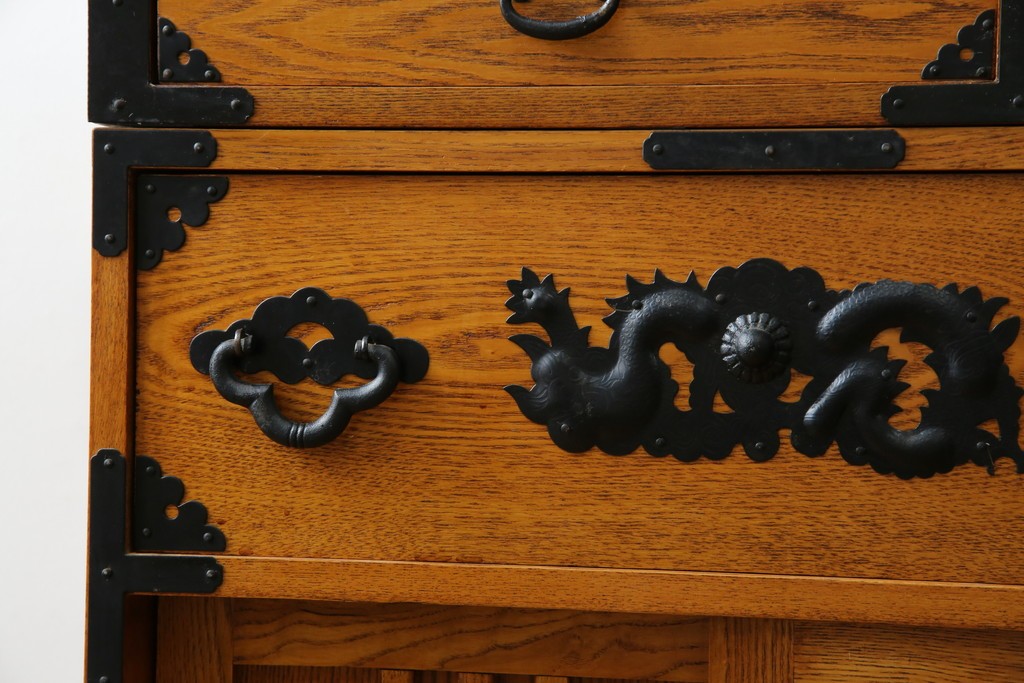 中古　美品　ガラス格子戸と重厚な金具が印象的な両面使いの階段箪笥　(R-085743)