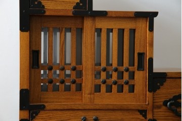 中古　美品　ガラス格子戸と重厚な金具が印象的な両面使いの階段箪笥　(R-085743)