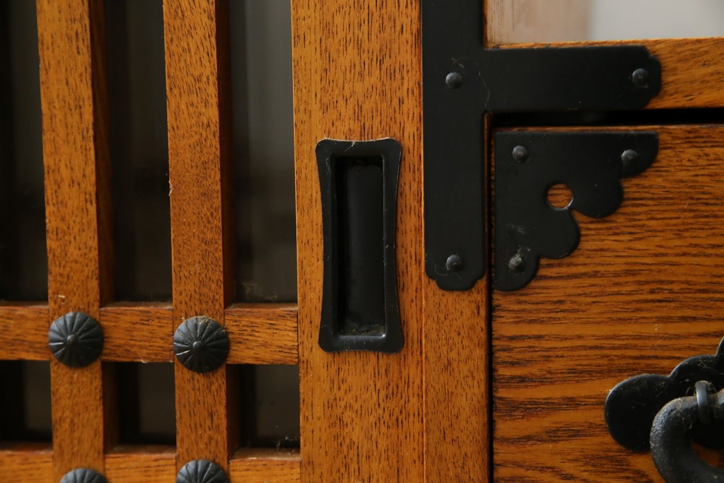 中古　美品　ガラス格子戸と重厚な金具が印象的な両面使いの階段箪笥　(R-085743)