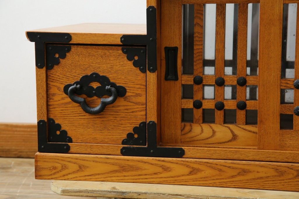 中古　美品　ガラス格子戸と重厚な金具が印象的な両面使いの階段箪笥　(R-085743)