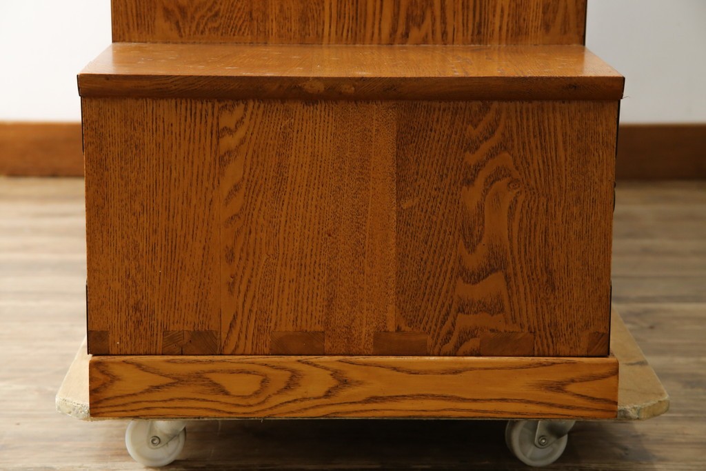 中古　美品　ガラス格子戸と重厚な金具が印象的な両面使いの階段箪笥　(R-085743)