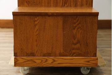 中古　美品　ガラス格子戸と重厚な金具が印象的な両面使いの階段箪笥　(R-085743)