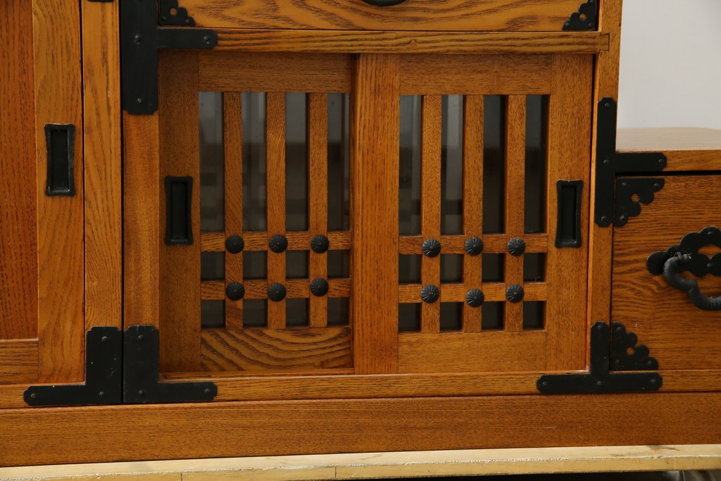 中古　美品　ガラス格子戸と重厚な金具が印象的な両面使いの階段箪笥　(R-085743)