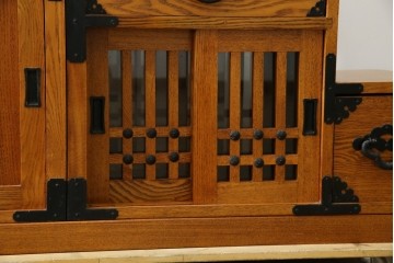 中古　美品　ガラス格子戸と重厚な金具が印象的な両面使いの階段箪笥　(R-085743)