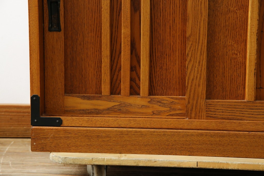 中古　美品　ガラス格子戸と重厚な金具が印象的な両面使いの階段箪笥　(R-085743)