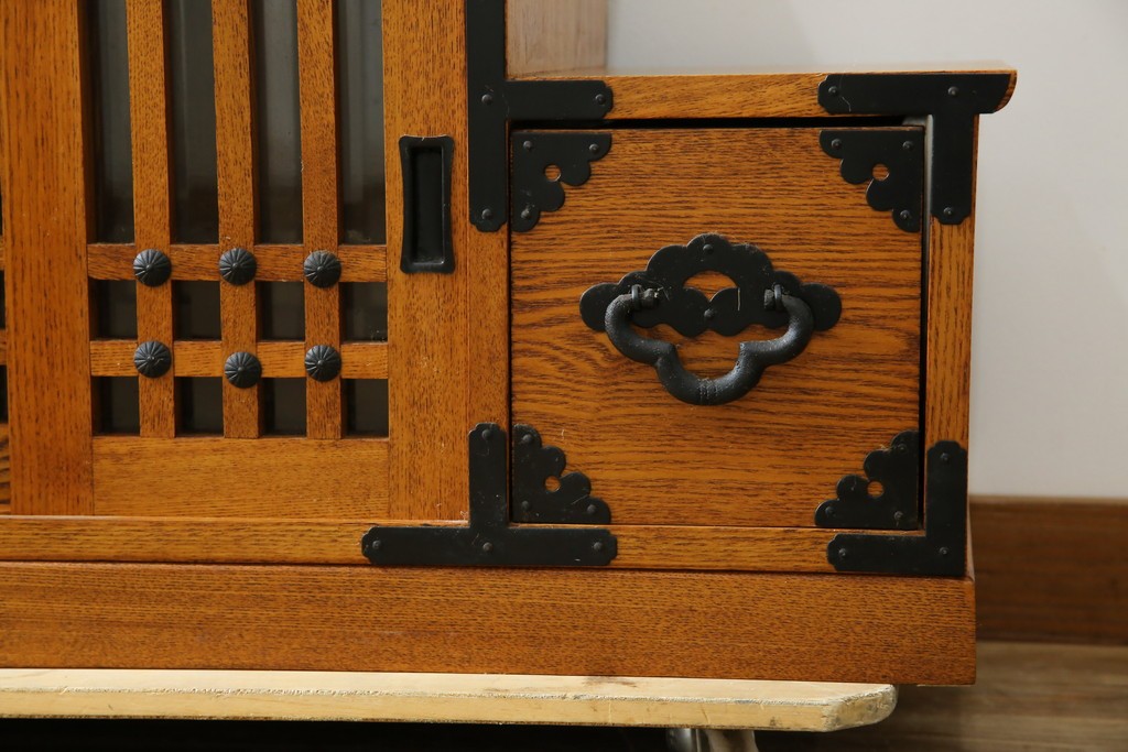 中古　美品　ガラス格子戸と重厚な金具が印象的な両面使いの階段箪笥　(R-085743)