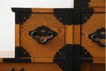 中古　美品　ガラス格子戸と重厚な金具が印象的な両面使いの階段箪笥　(R-085743)