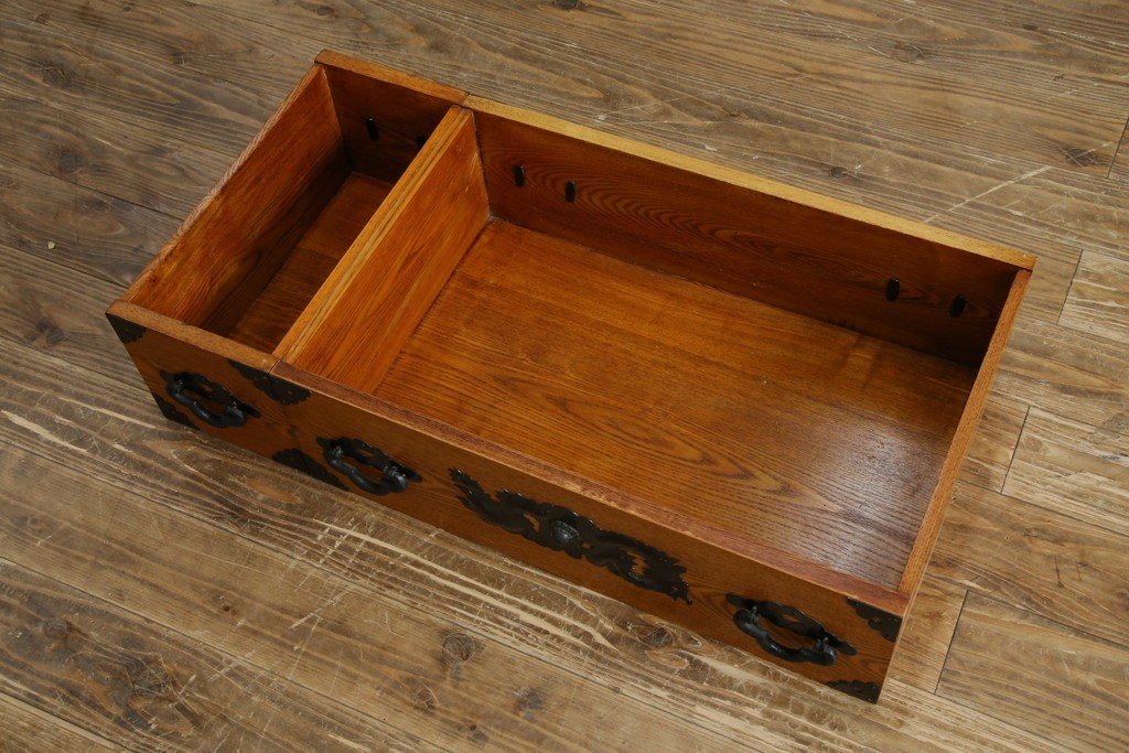 中古　美品　ガラス格子戸と重厚な金具が印象的な両面使いの階段箪笥　(R-085743)