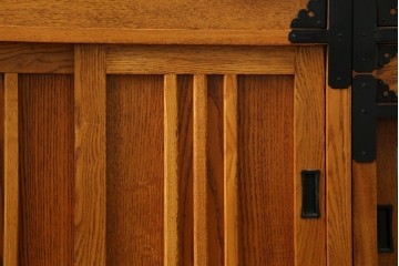 中古　美品　ガラス格子戸と重厚な金具が印象的な両面使いの階段箪笥　(R-085743)