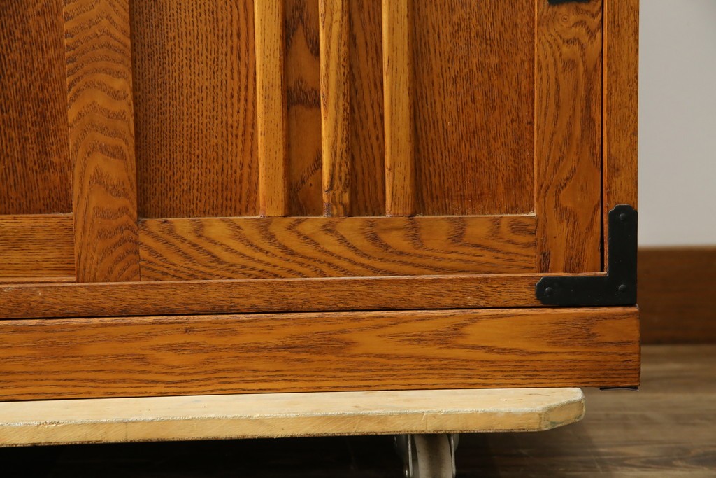 中古　美品　ガラス格子戸と重厚な金具が印象的な両面使いの階段箪笥　(R-085743)