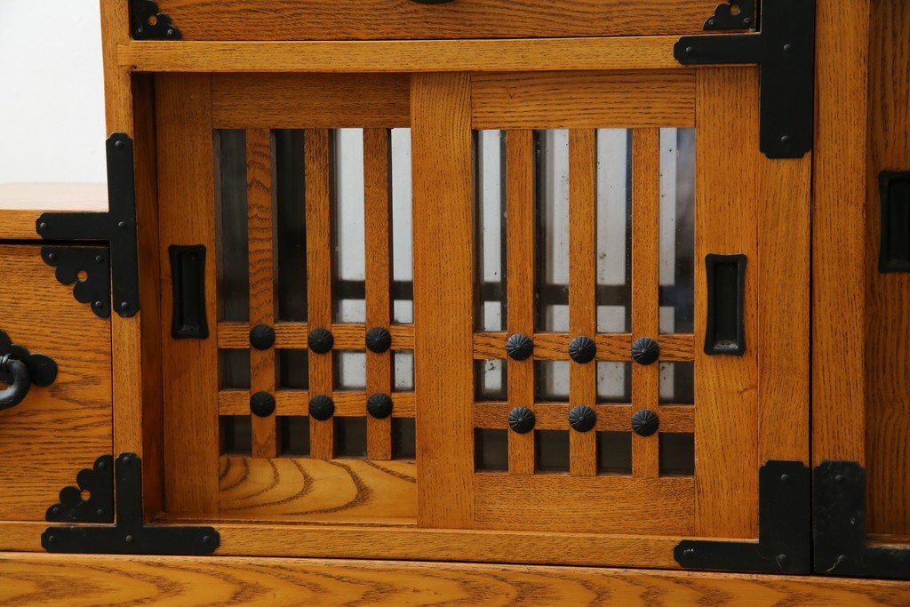 中古　美品　ガラス格子戸と重厚な金具が印象的な両面使いの階段箪笥　(R-085743)