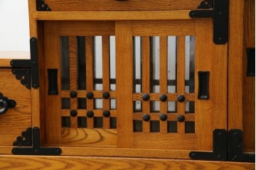 中古　美品　ガラス格子戸と重厚な金具が印象的な両面使いの階段箪笥　(R-085743)