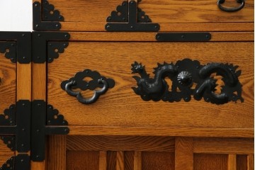 中古　美品　ガラス格子戸と重厚な金具が印象的な両面使いの階段箪笥　(R-085743)